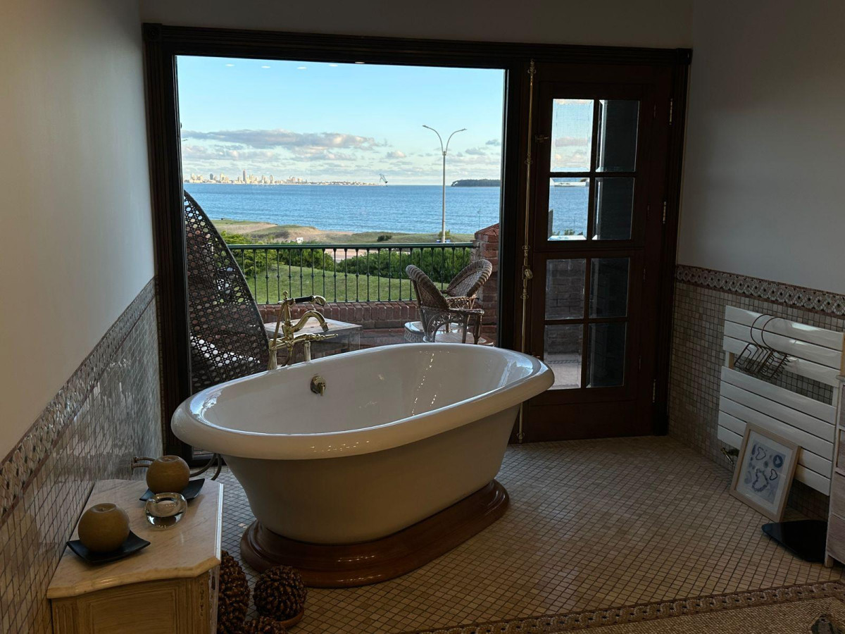 Casa ID.6679 - Vendemos casa primera línea al mar, playa mansa Punta del Este 