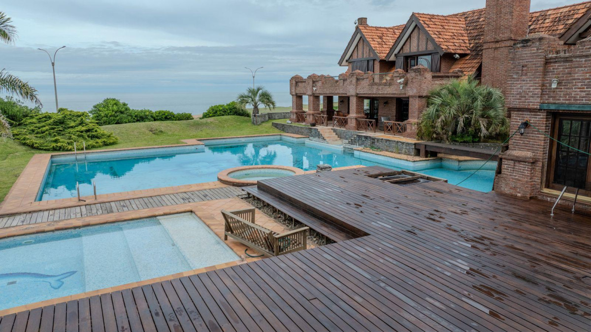 Casa ID.6679 - Vendemos casa primera línea al mar, playa mansa Punta del Este 