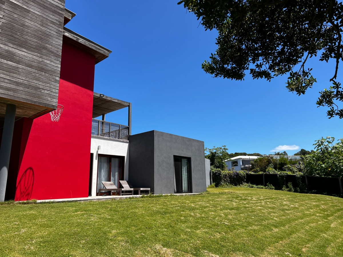 Casa ID.553 - Impecable casa, con amplias vistas a la bahia de Punta del Este y Punta Ballena. 
