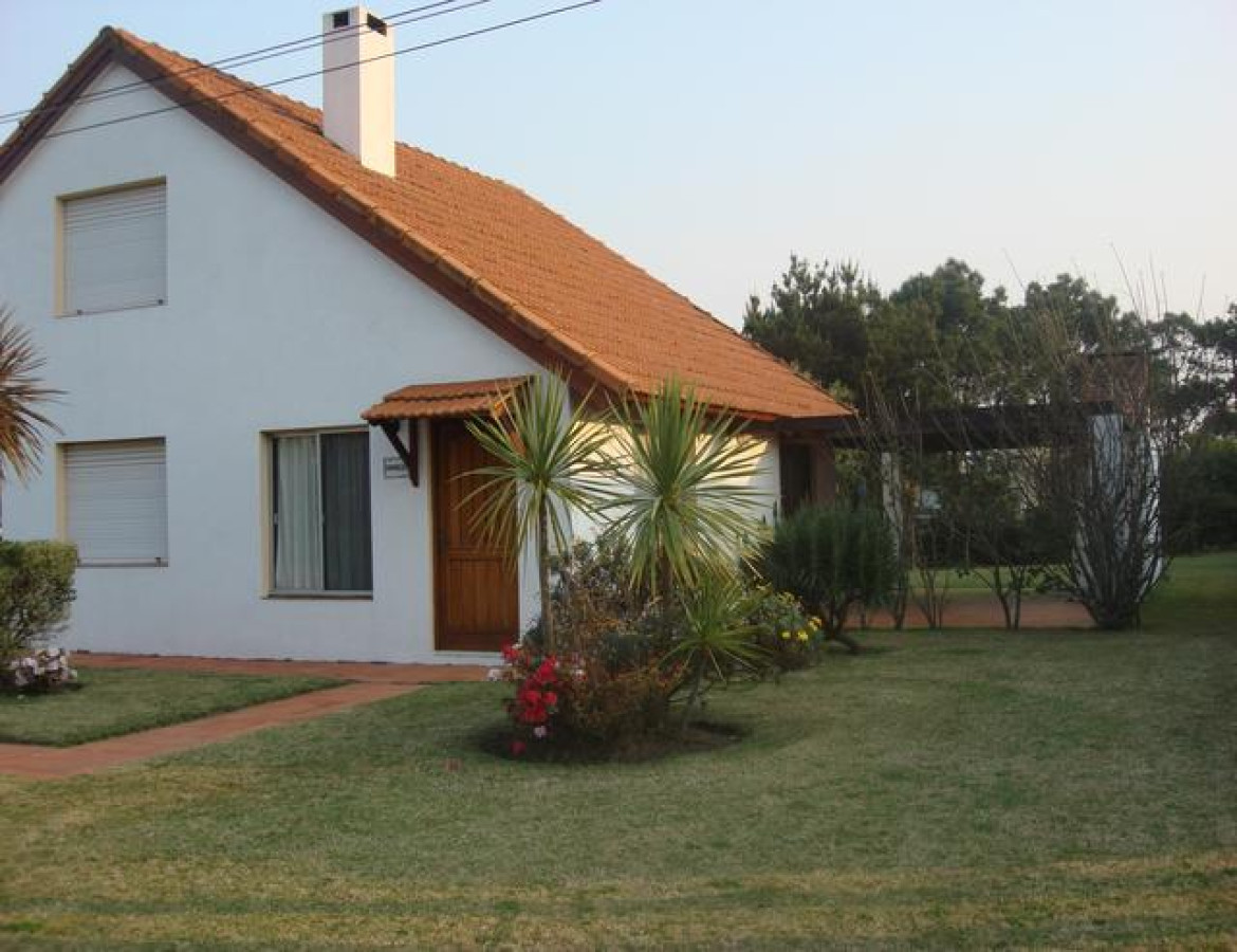 Casa ID.169 - ASA EN TIO TOM A 1 CUADRA Y MEDIA DE LA PLAYA