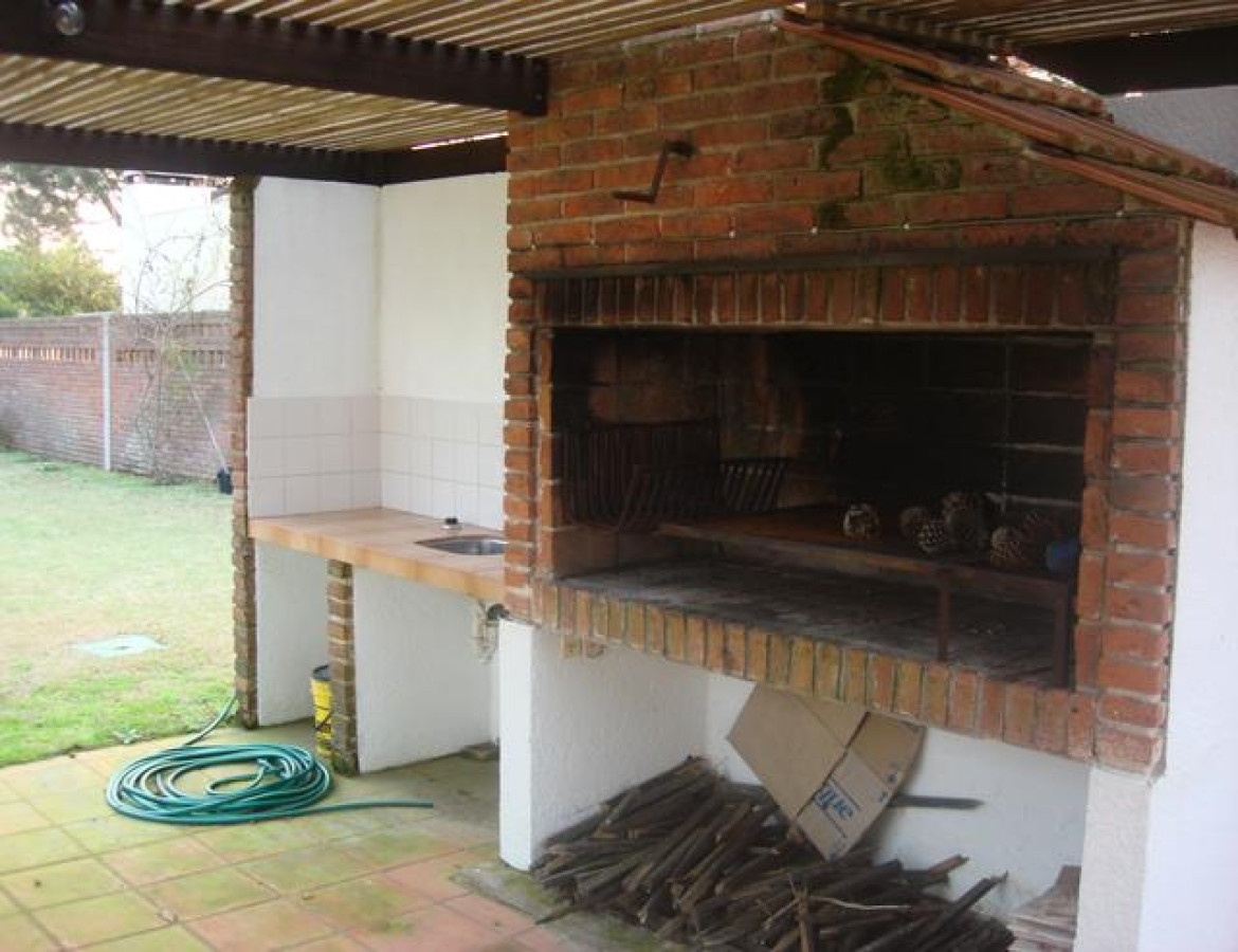 Casa ID.169 - ASA EN TIO TOM A 1 CUADRA Y MEDIA DE LA PLAYA