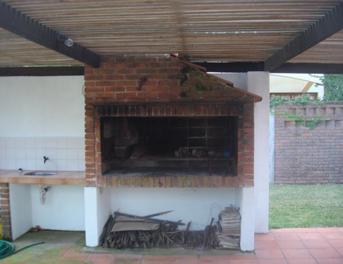 Casa ID.169 - ASA EN TIO TOM A 1 CUADRA Y MEDIA DE LA PLAYA