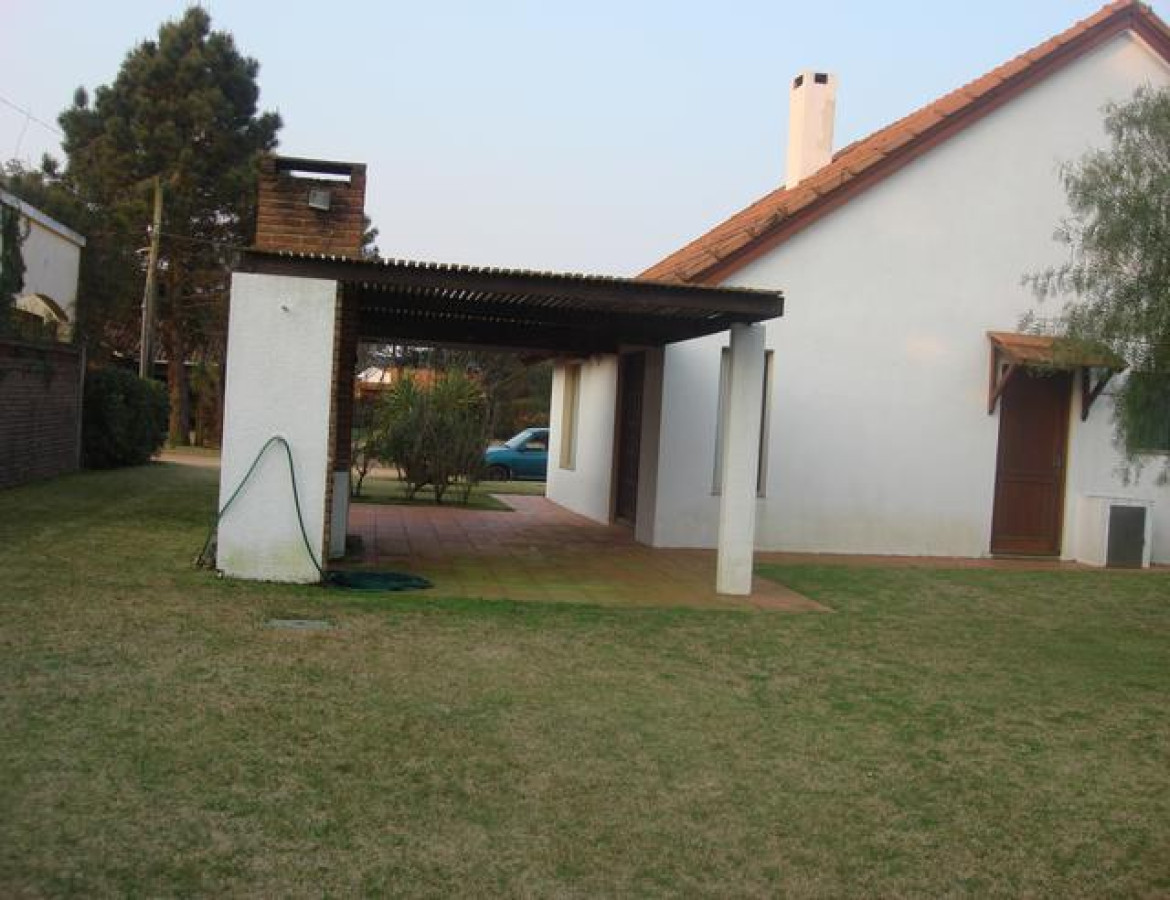 Casa ID.169 - ASA EN TIO TOM A 1 CUADRA Y MEDIA DE LA PLAYA