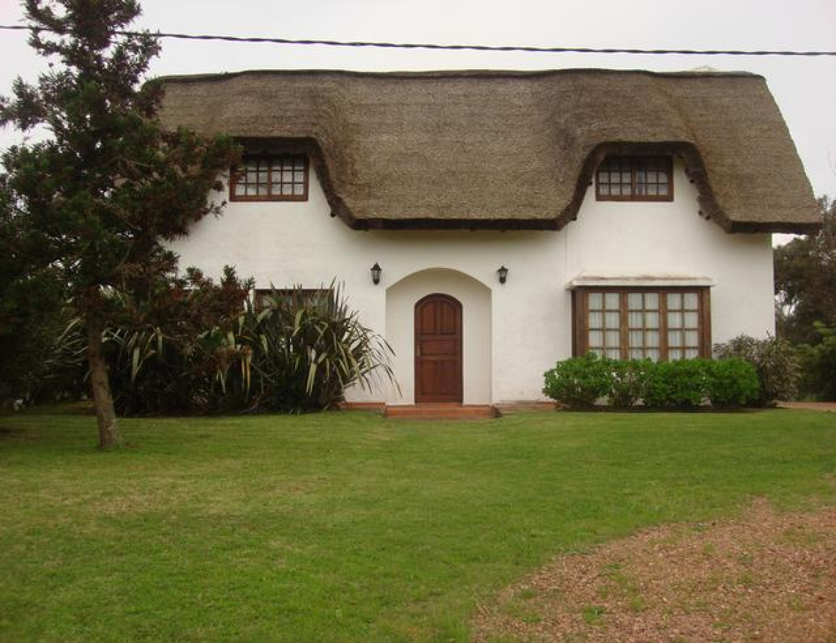 Casa ID.490 - Casa en Tio Tom, muy linda, con 3 Dormitorio