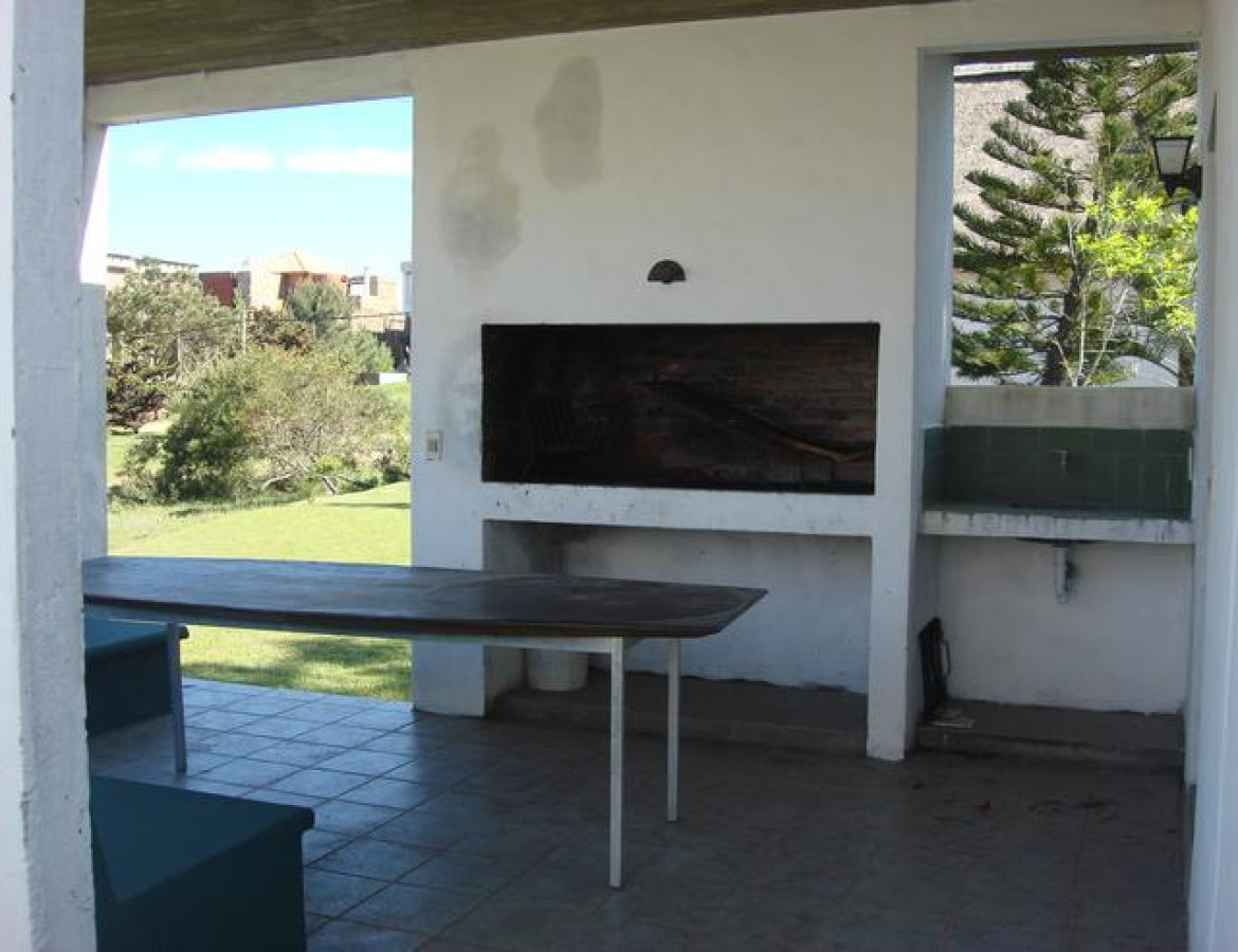 Casa ID.490 - Casa en Tio Tom, muy linda, con 3 Dormitorio