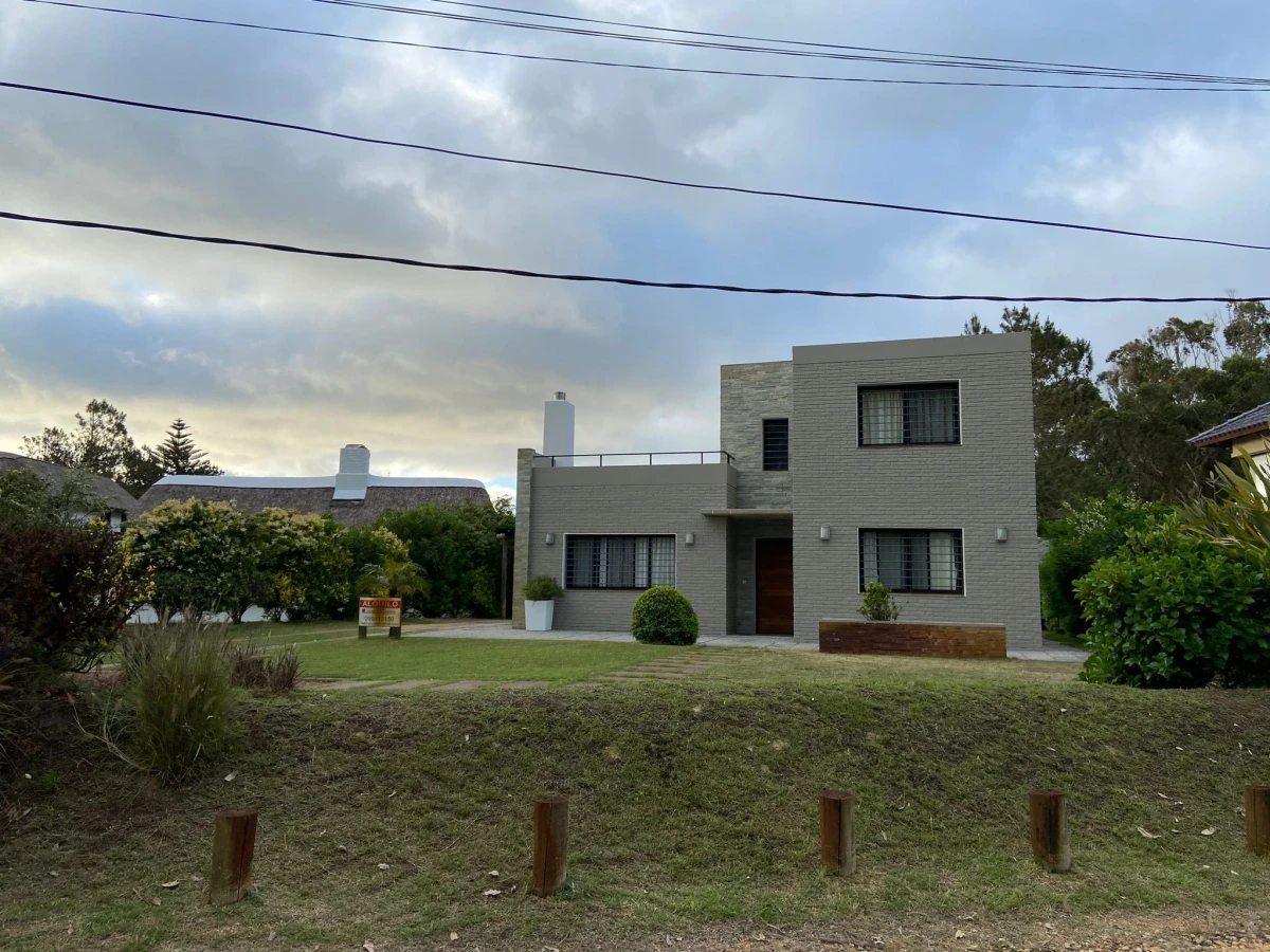 Casa ID.569 - IMPORTANTE Y MODERNA RESIDENCIA  EN SOLANAS