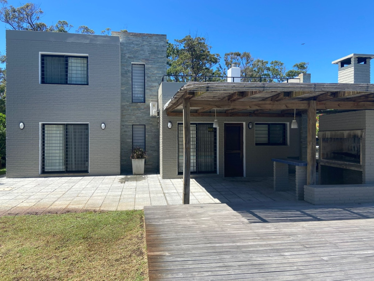 Casa ID.569 - IMPORTANTE Y MODERNA RESIDENCIA  EN SOLANAS