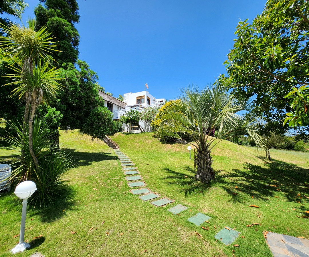 Casa ID.466 - Venta casa tipo posada de 9 apartamentos. Punta Ballena 