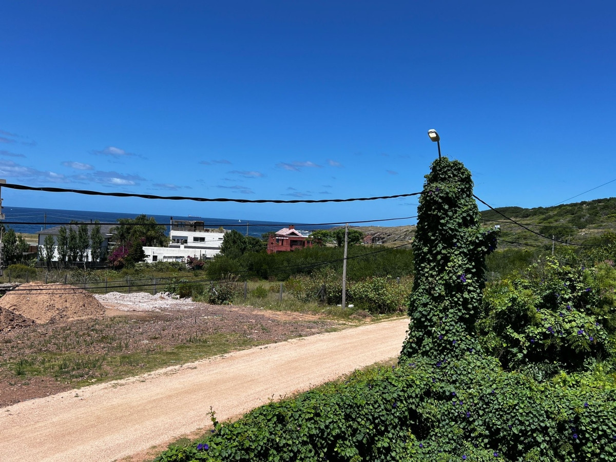 Casa ID.553 - Impecable casa, con amplias vistas a la bahia de Punta del Este y Punta Ballena. 