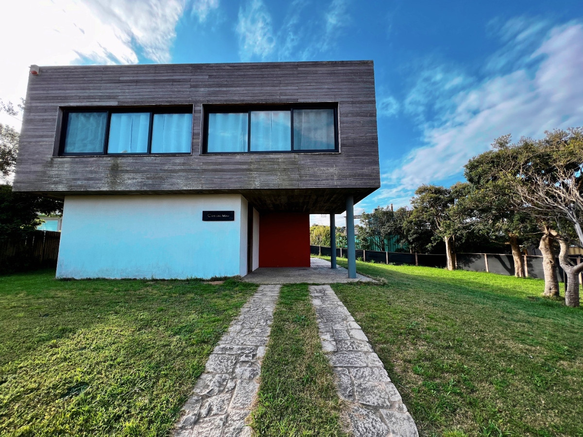 Casa ID.553 - Impecable casa, con amplias vistas a la bahia de Punta del Este y Punta Ballena. 