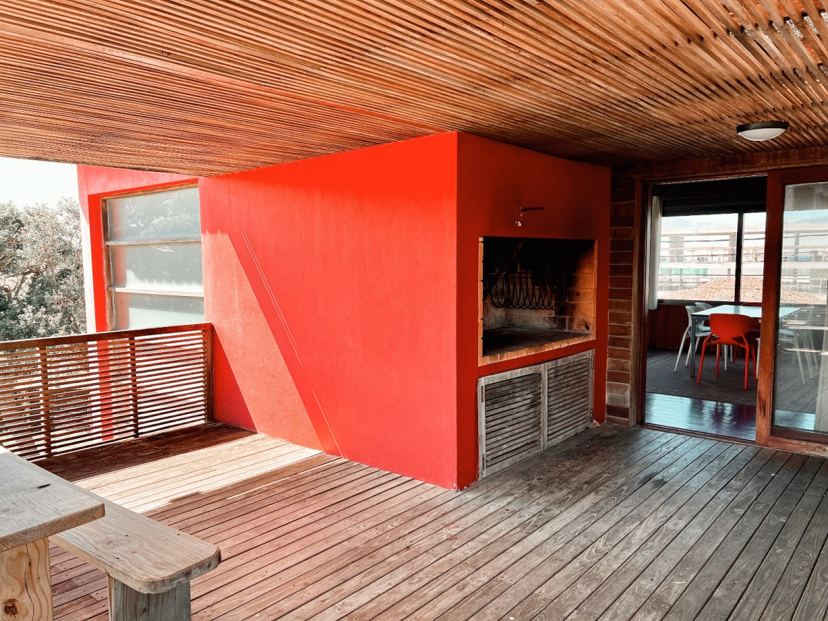 Casa ID.553 - Impecable casa, con amplias vistas a la bahia de Punta del Este y Punta Ballena. 
