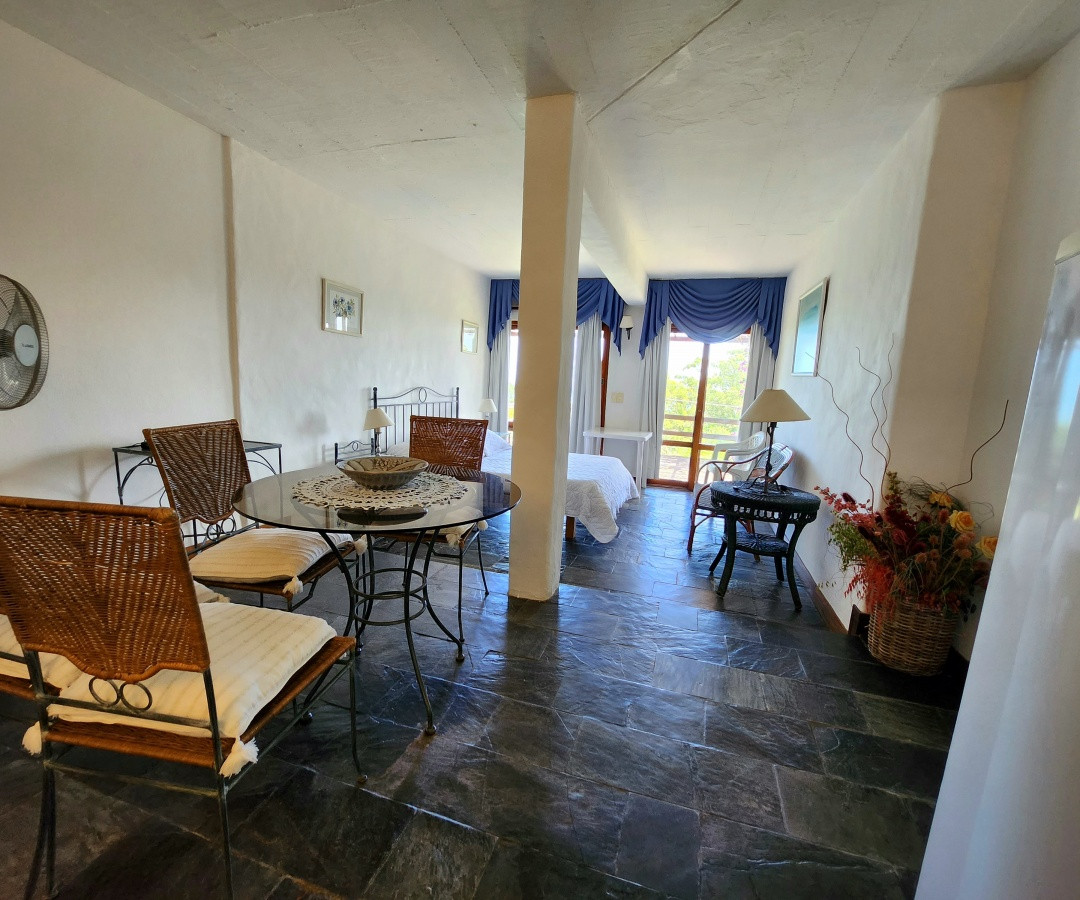 Casa ID.466 - Venta casa tipo posada de 9 apartamentos. Punta Ballena 
