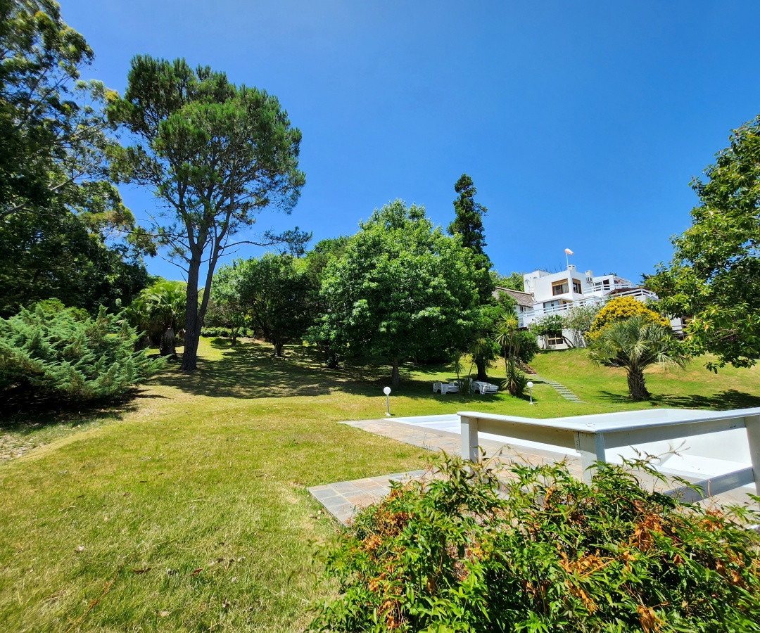 Casa ID.466 - Venta casa tipo posada de 9 apartamentos. Punta Ballena 