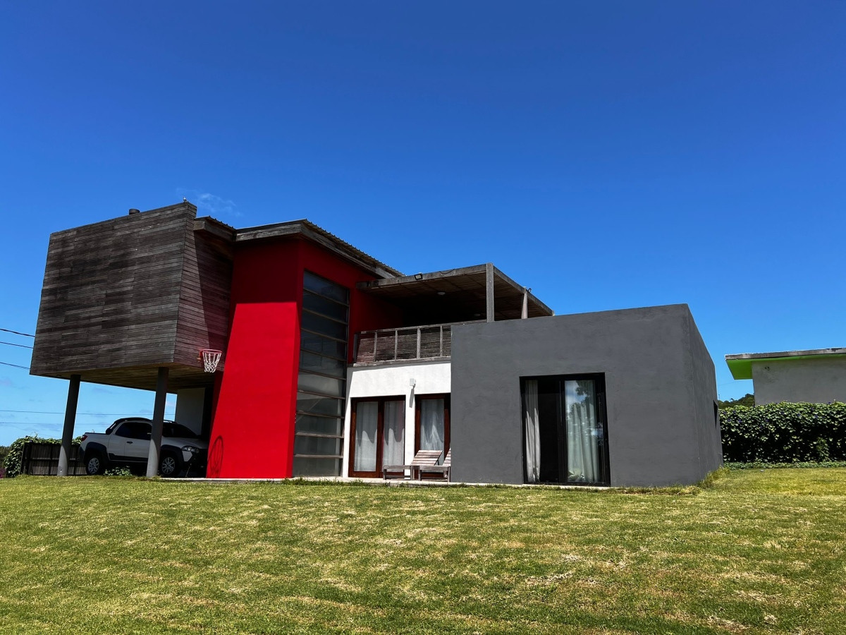 Casa ID.553 - Impecable casa, con amplias vistas a la bahia de Punta del Este y Punta Ballena. 