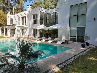 Alquiler temporal casa 5 dormitorios complejo Desing Village