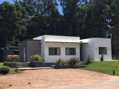 Moderna residencia a estrenar, ubicada en Solanas a metros del mar
