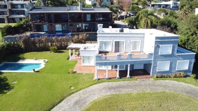 Casa en Punta Ballena 
Cuenta con 4 Dormitorios 3 Baños 3 Suites 
Cocina : Cocina, Living Comedor 
Terreno : 963 m2 
Edificado : 208 m2 
