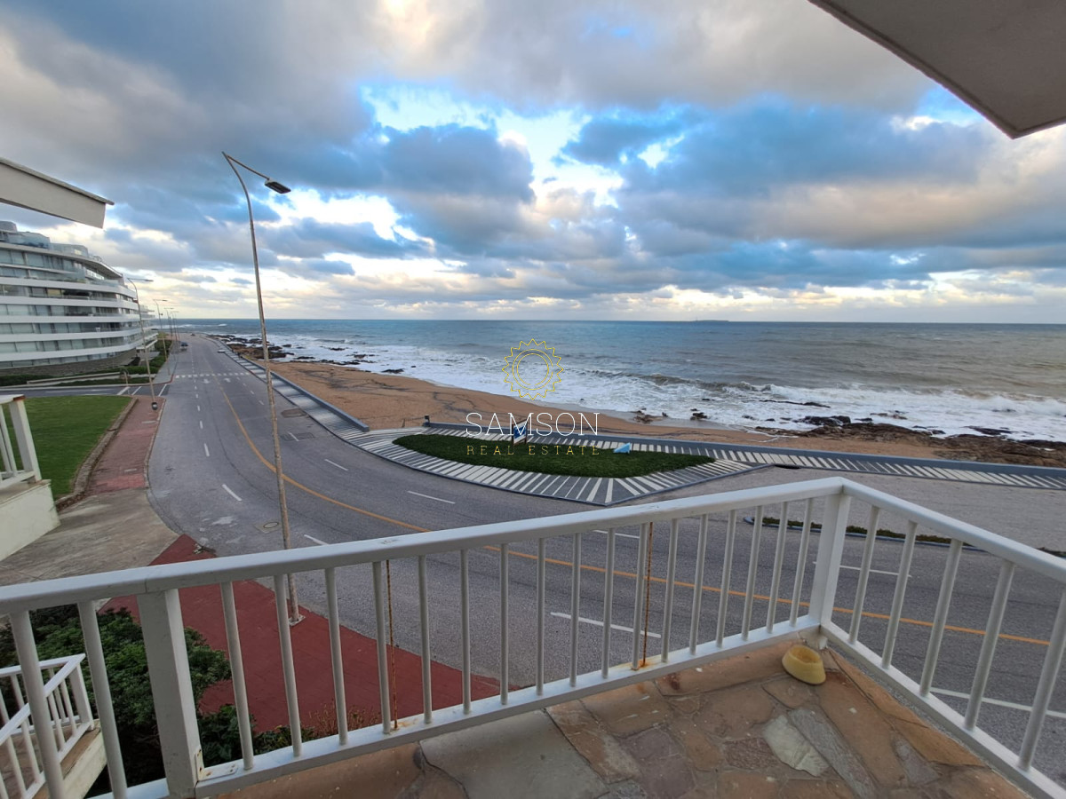Apartamento ID.66395 - Alquiler anual en cómodo apartamento de dos dormitorios frente al mar en primera línea