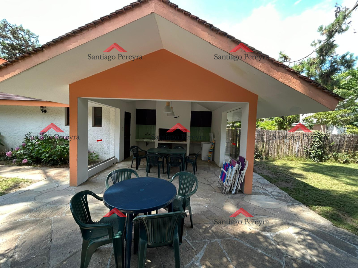 Casa ID.14445 - Casa de 3 dormitorios y servicio en alquiler anual. A una cuadra de Plaza Mexico