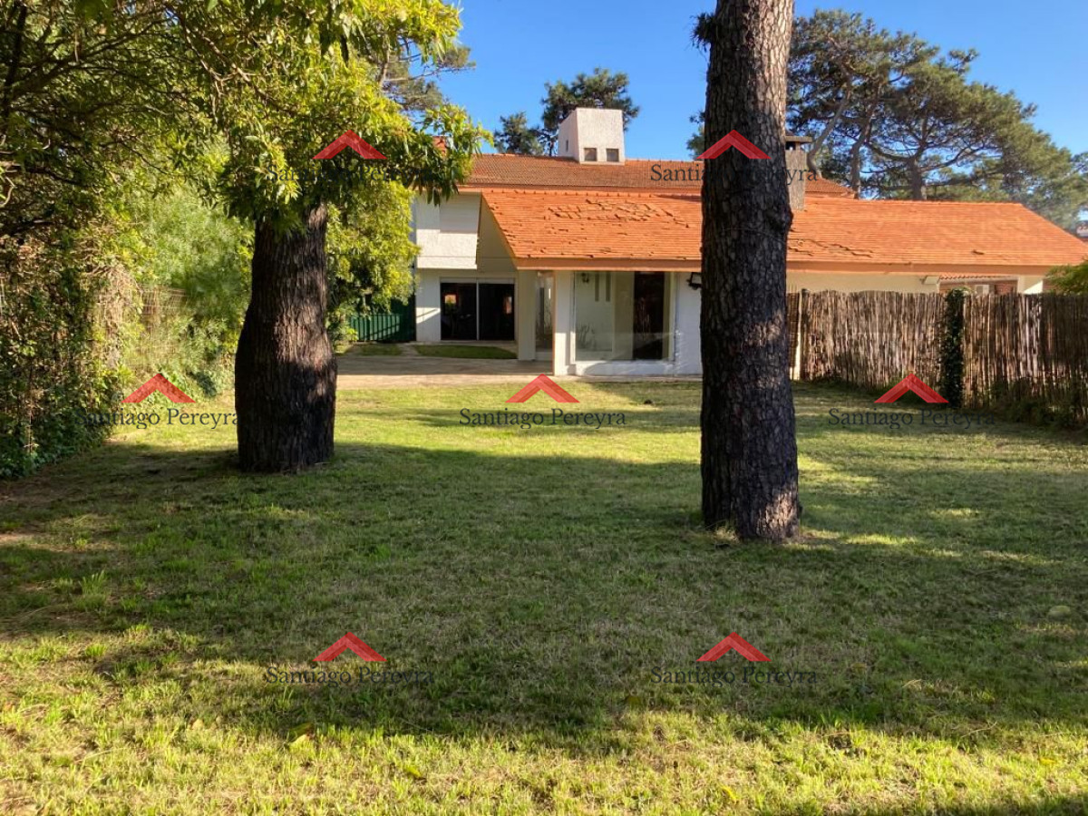 Casa ID.14445 - Casa de 3 dormitorios y servicio en alquiler anual. A una cuadra de Plaza Mexico