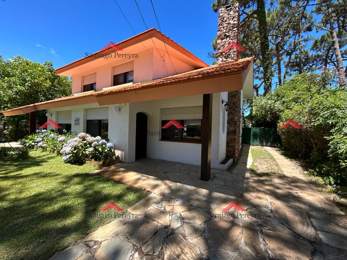 Casa ID.14445 - Casa de 3 dormitorios y servicio en alquiler anual. A una cuadra de Plaza Mexico