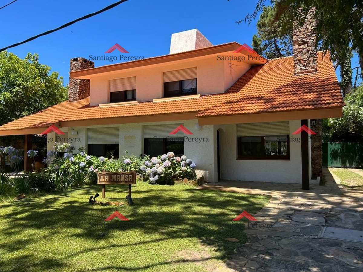 Casa ID.14445 - Casa de 3 dormitorios y servicio en alquiler anual. A una cuadra de Plaza Mexico