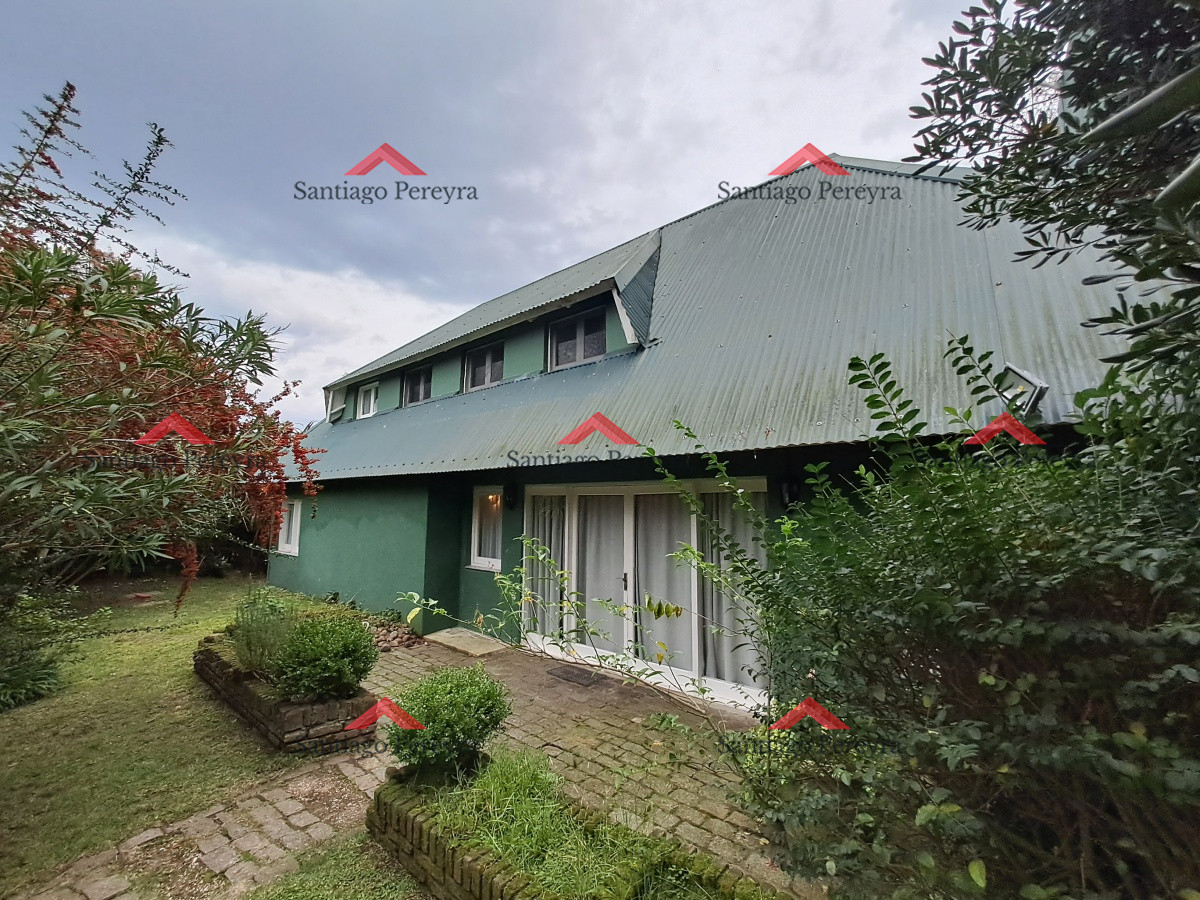 Casa ID.14446 - Alquiler anual en Punta del este 3 dormitorios y Piscina. Pegada al IC
