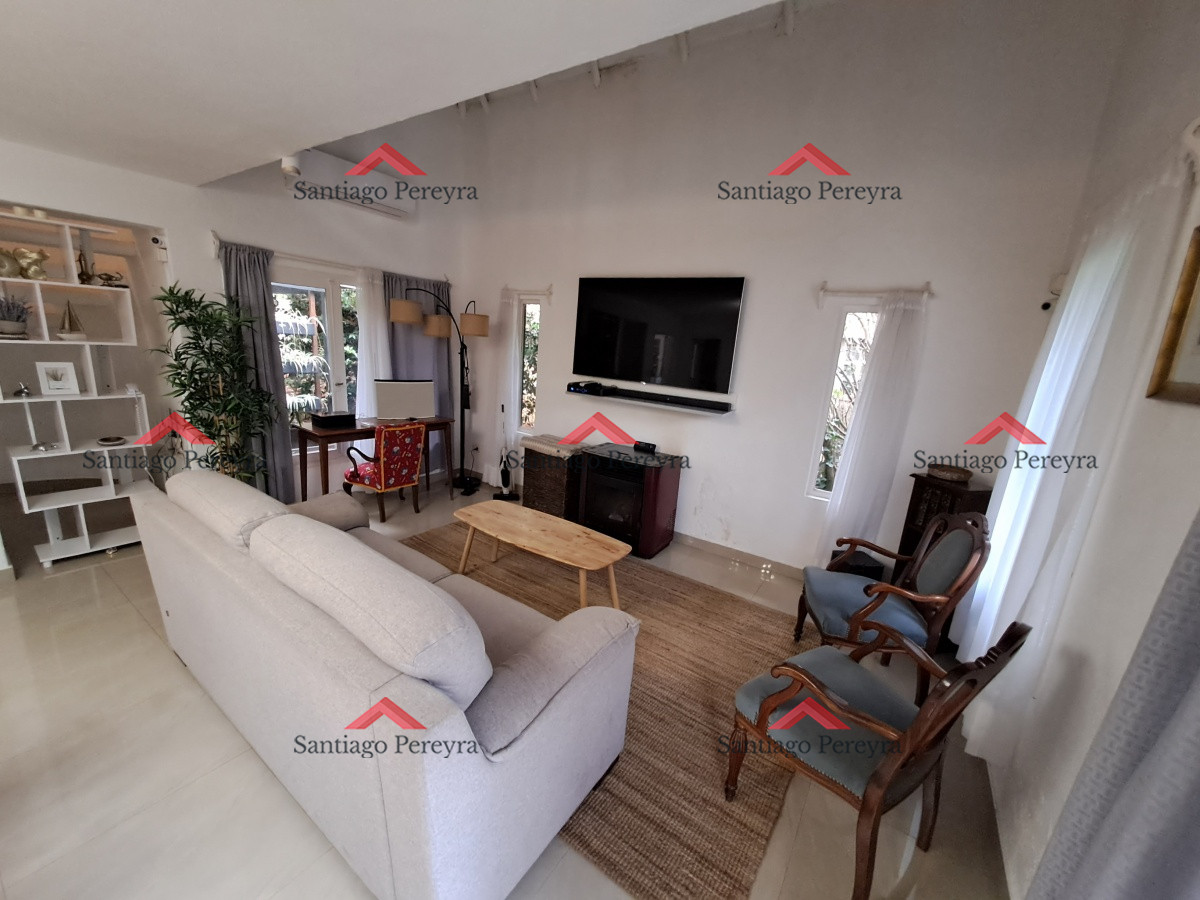 Casa ID.14446 - Alquiler anual en Punta del este 3 dormitorios y Piscina. Pegada al IC