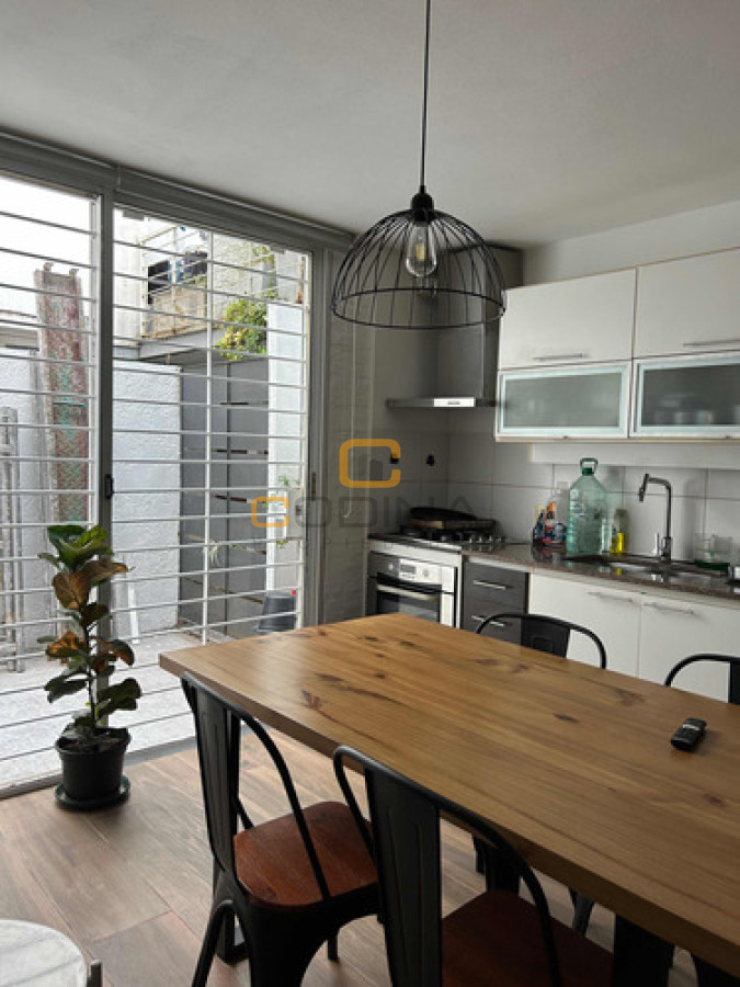 Apartamento ID.1560 - VENTA DÚPLEX LIVING COMEDOR DOS DORMITORIOS UN BAÑO COCINA INTEGRADA PARQUE RODÓ.