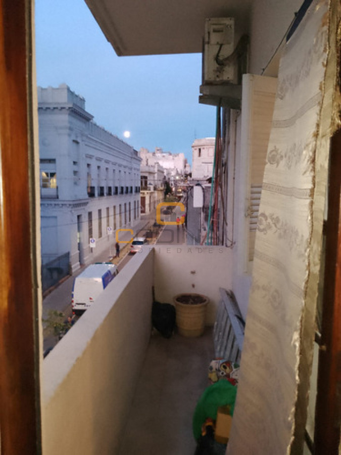 Apartamento ID.1562 - VENTA APARTAMENTO LIVING COMEDOR DOS DORMITORIOS UN BAÑO COCINA INTEGRADA CIUDAD VIEJA.