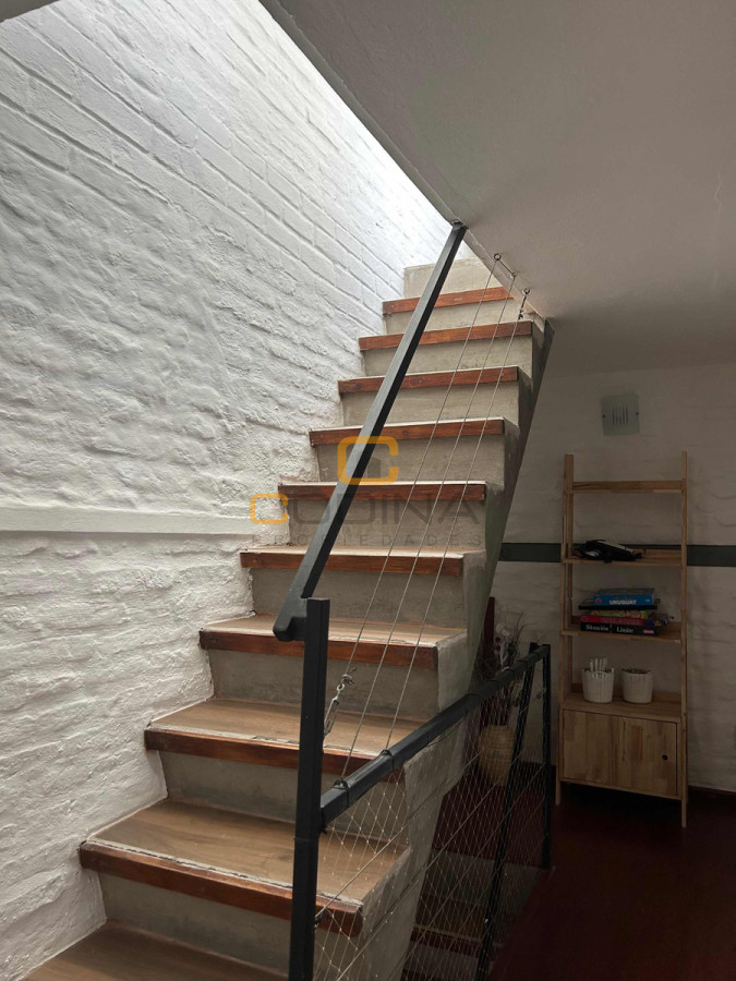 Apartamento ID.1560 - VENTA DÚPLEX LIVING COMEDOR DOS DORMITORIOS UN BAÑO COCINA INTEGRADA PARQUE RODÓ.
