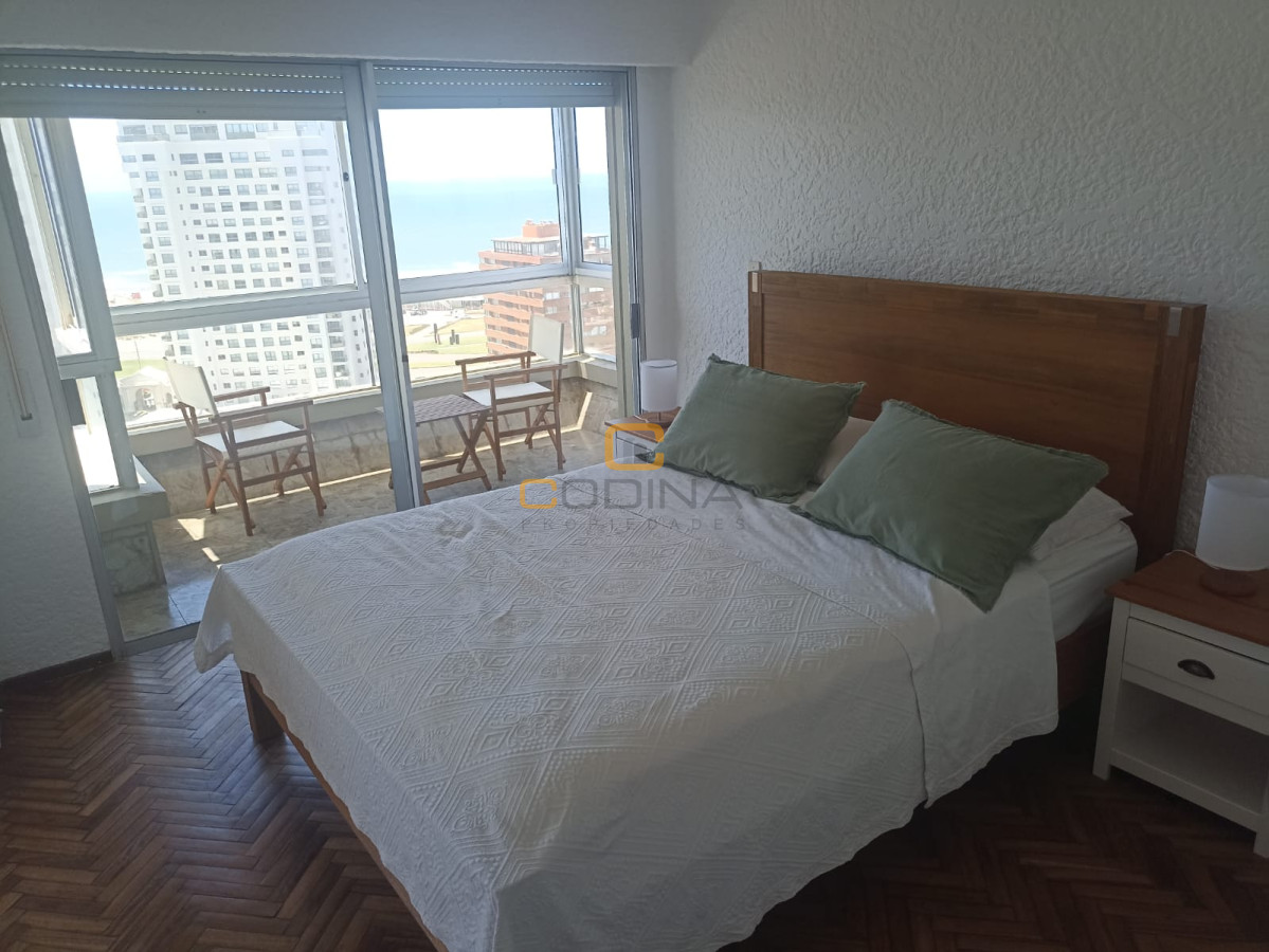 Apartamento ID.496 - La mejor ubicacion y vista de la Playa Mansa desde un piso 16 con 3 dormitorios