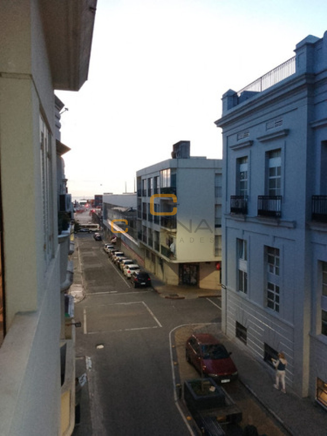 Apartamento ID.1562 - VENTA APARTAMENTO LIVING COMEDOR DOS DORMITORIOS UN BAÑO COCINA INTEGRADA CIUDAD VIEJA.