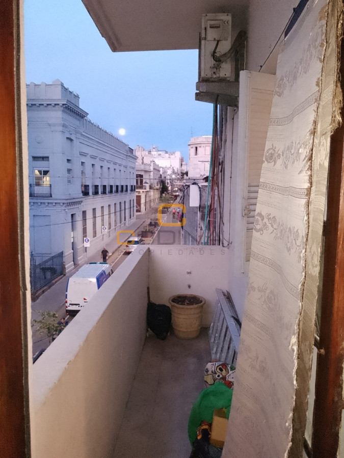 Apartamento ID.1562 - VENTA APARTAMENTO LIVING COMEDOR DOS DORMITORIOS UN BAÑO COCINA INTEGRADA CIUDAD VIEJA.