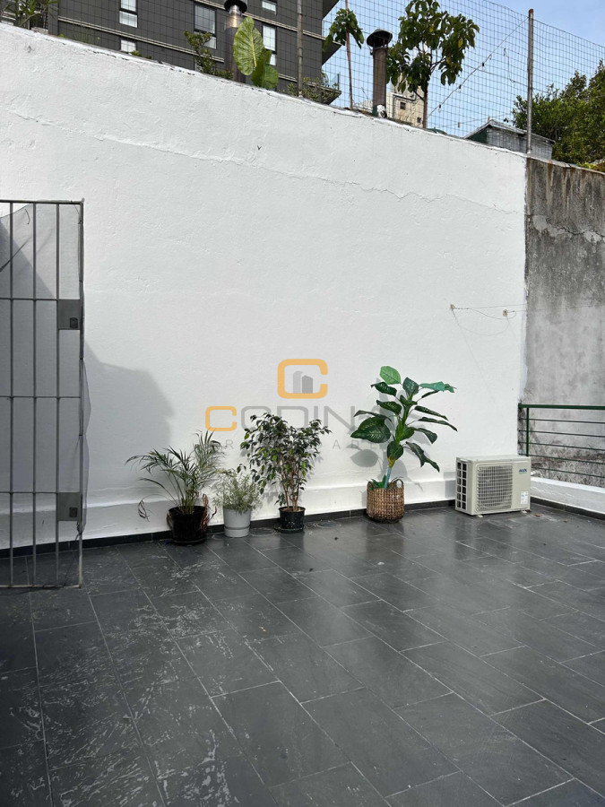 Apartamento ID.1560 - VENTA DÚPLEX LIVING COMEDOR DOS DORMITORIOS UN BAÑO COCINA INTEGRADA PARQUE RODÓ.