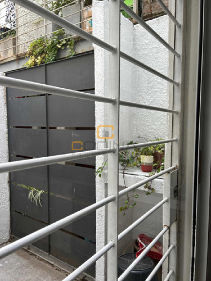 Apartamento ID.1560 - VENTA DÚPLEX LIVING COMEDOR DOS DORMITORIOS UN BAÑO COCINA INTEGRADA PARQUE RODÓ.