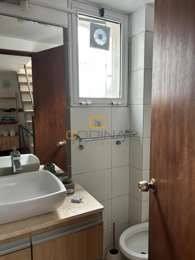 Apartamento ID.1560 - VENTA DÚPLEX LIVING COMEDOR DOS DORMITORIOS UN BAÑO COCINA INTEGRADA PARQUE RODÓ.