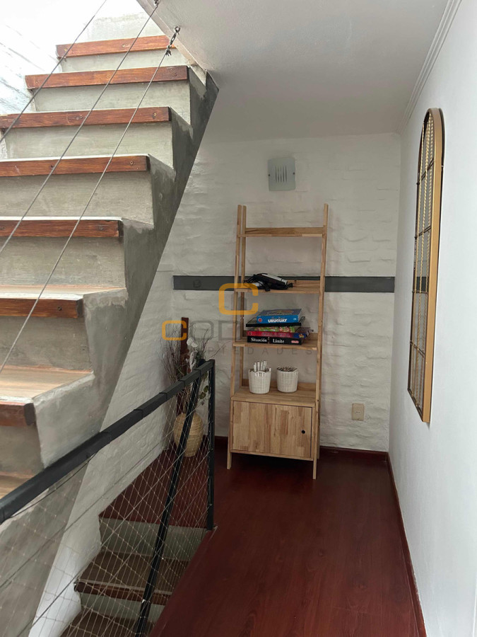 Apartamento ID.1560 - VENTA DÚPLEX LIVING COMEDOR DOS DORMITORIOS UN BAÑO COCINA INTEGRADA PARQUE RODÓ.