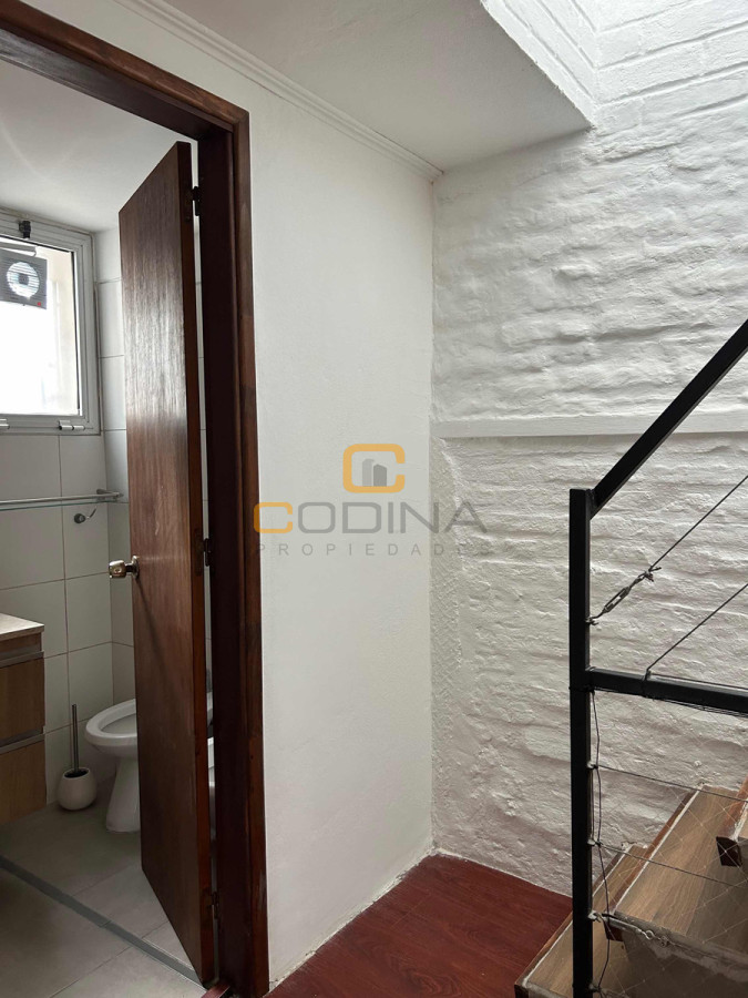 Apartamento ID.1560 - VENTA DÚPLEX LIVING COMEDOR DOS DORMITORIOS UN BAÑO COCINA INTEGRADA PARQUE RODÓ.