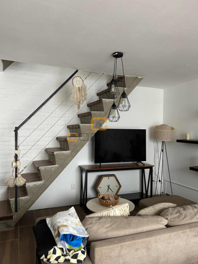 Apartamento ID.1560 - VENTA DÚPLEX LIVING COMEDOR DOS DORMITORIOS UN BAÑO COCINA INTEGRADA PARQUE RODÓ.