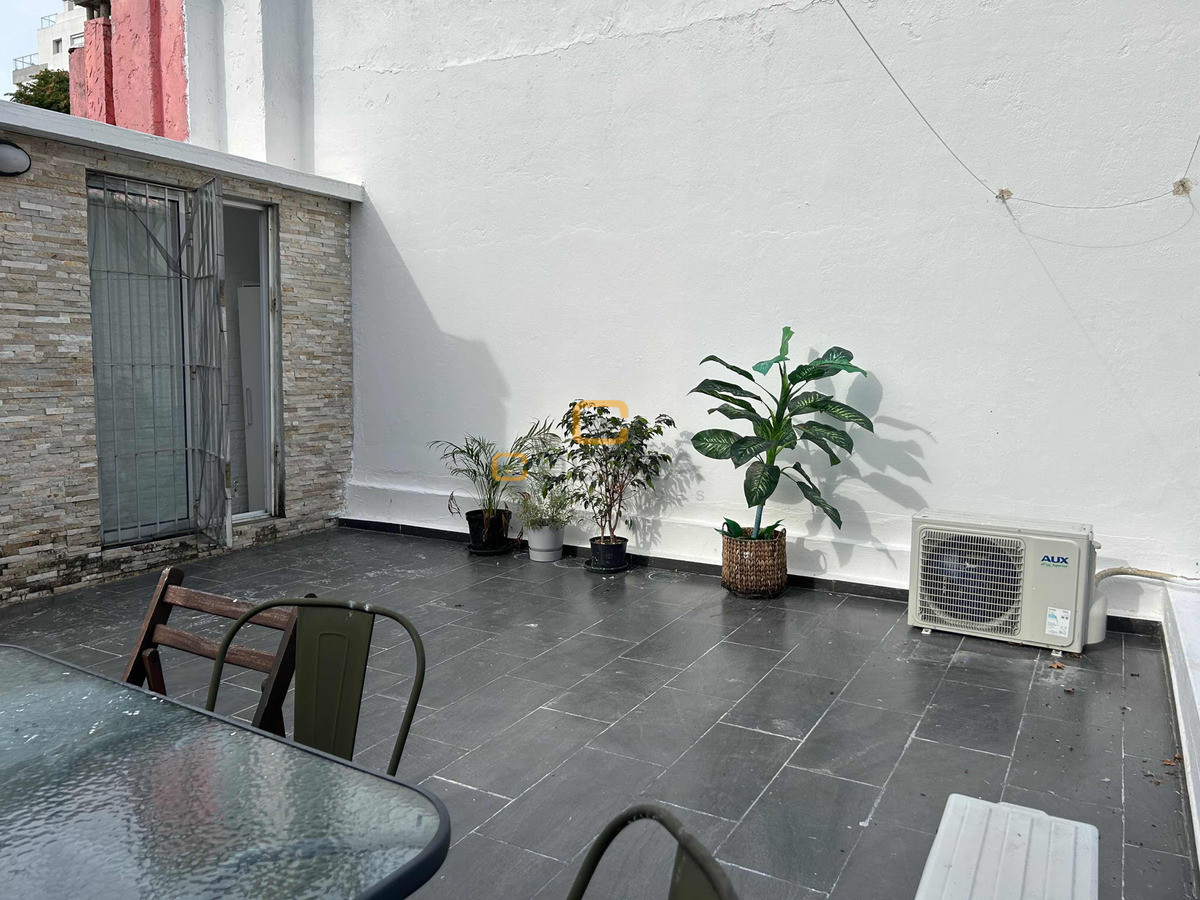 Apartamento ID.1560 - VENTA DÚPLEX LIVING COMEDOR DOS DORMITORIOS UN BAÑO COCINA INTEGRADA PARQUE RODÓ.