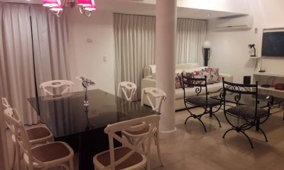 Cómodo penthouse de un dormitorio en hermoso entorno. Terraza propia con parrillero.