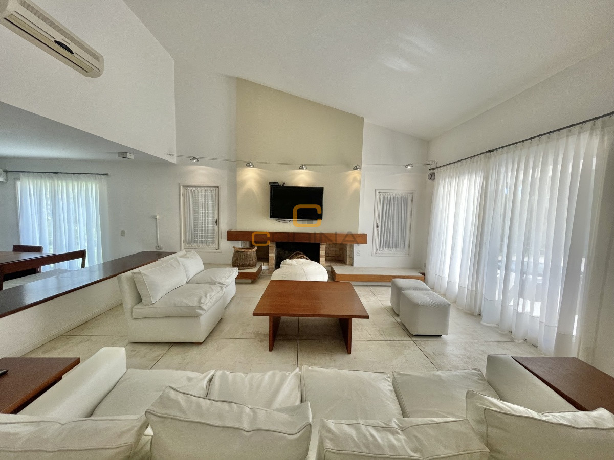 Casa ID.1024 - Preciosa casa de 4 dormitorios y todas las comodidades para vivir todo el año en barrio tranquilo y seguro