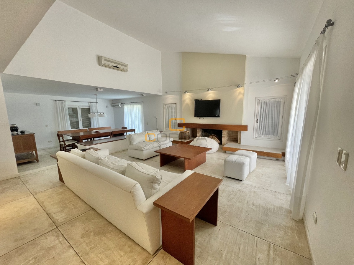 Casa ID.1024 - Preciosa casa de 4 dormitorios y todas las comodidades para vivir todo el año en barrio tranquilo y seguro