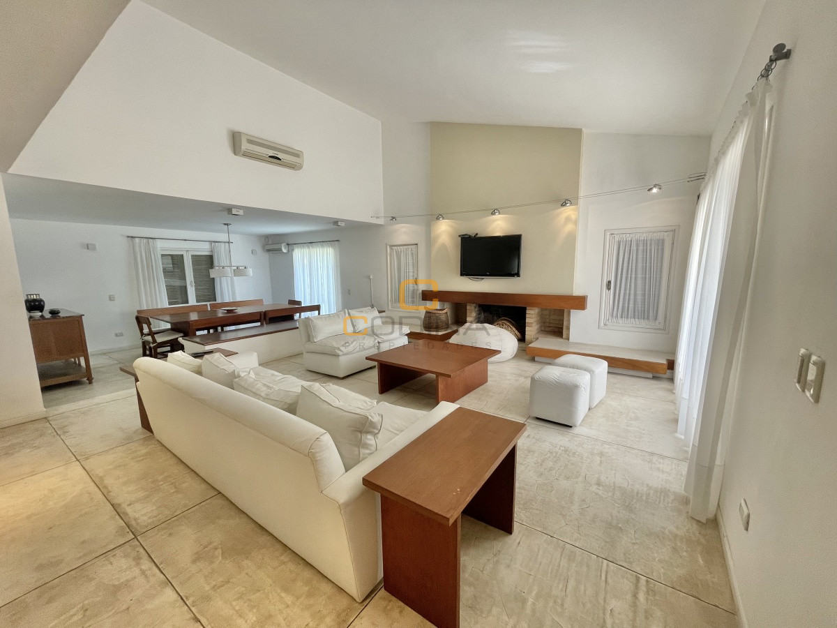 Casa ID.1024 - Preciosa casa de 4 dormitorios y todas las comodidades para vivir todo el año en barrio tranquilo y seguro