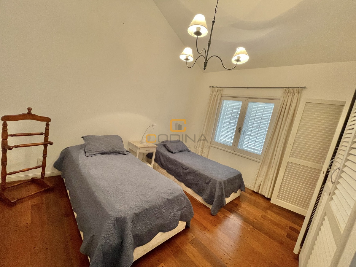 Casa ID.1024 - Preciosa casa de 4 dormitorios y todas las comodidades para vivir todo el año en barrio tranquilo y seguro