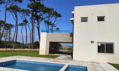 Casa de 3 dormitorios con piscina y vista al mar