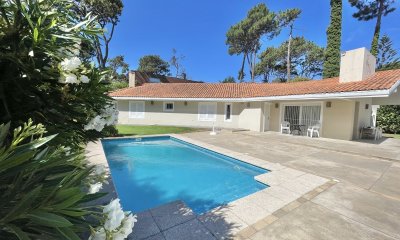 Preciosa casa de 4 dormitorios y todas las comodidades para vivir todo el año en barrio tranquilo y seguro