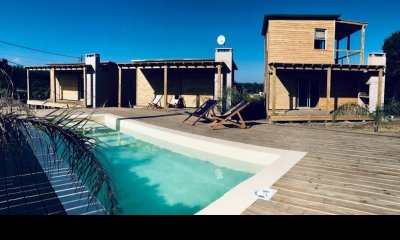 Complejo de 3 cabañas de madera con piscina. en Balneario Buenos Aires - Manantiales