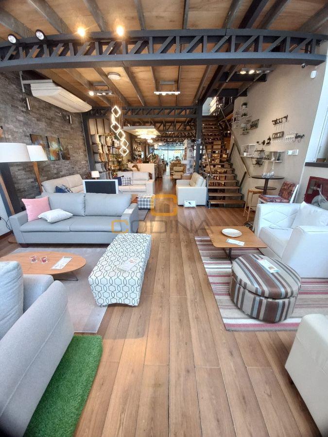 Local Comercial ID.898 - Excelente Local En Alquiler, 2 Plantas, Garage para 6 Autos y Depósito - 21 de Setiembre -Zona Punta Carretas.